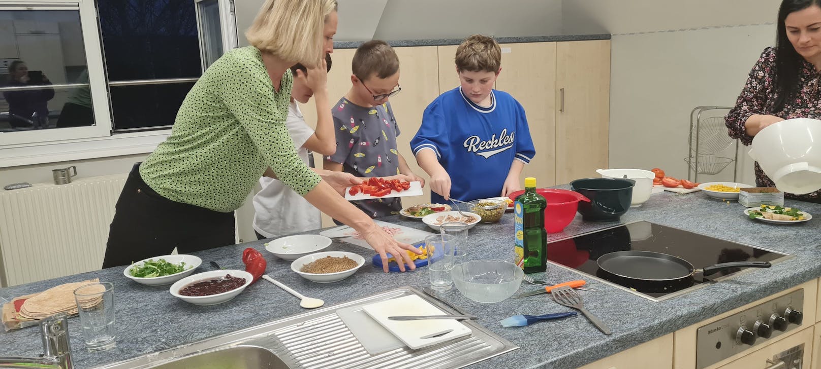 Ernährungsexpertin Gudrun Bertignoll zeigte den Kindern wie sie leckeres und gesundes Essen kochen können.