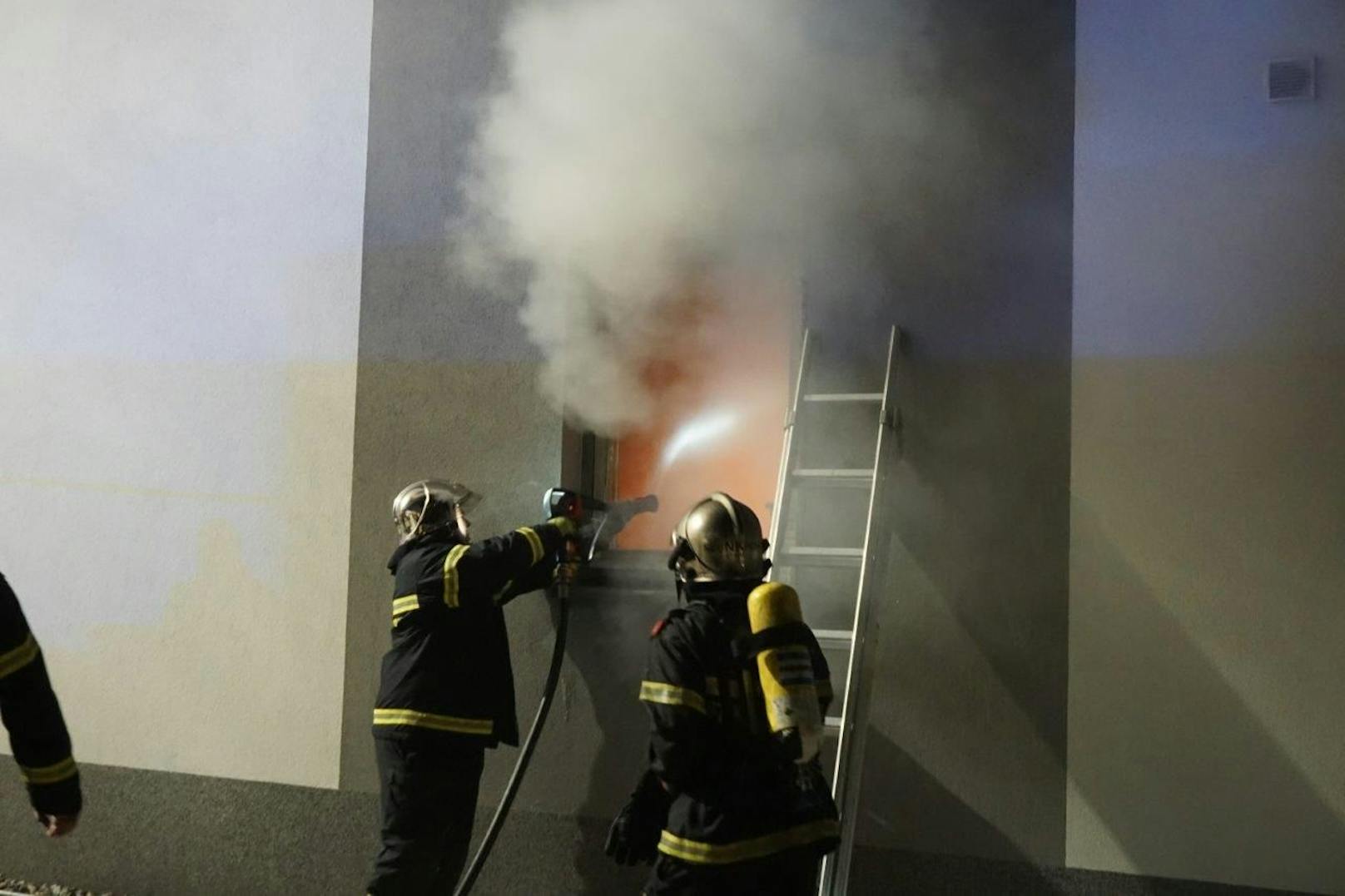 Aufgrund der enormen Hitze in der Brandwohnung hatten die Atemschutztrupps größte Mühe, den Brand zu löschen.&nbsp;
