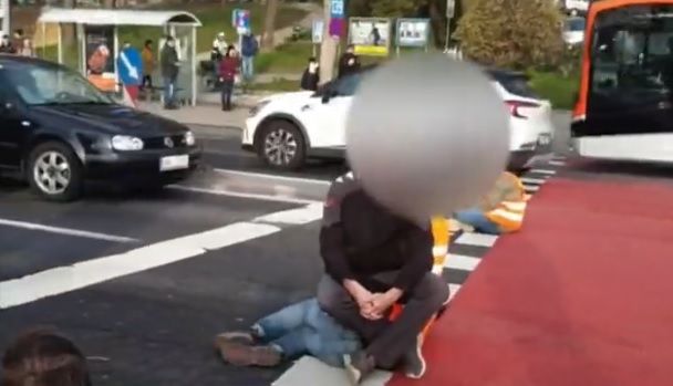 Ein wütender Passant setzte sich auf einen der Klimaaktivisten.