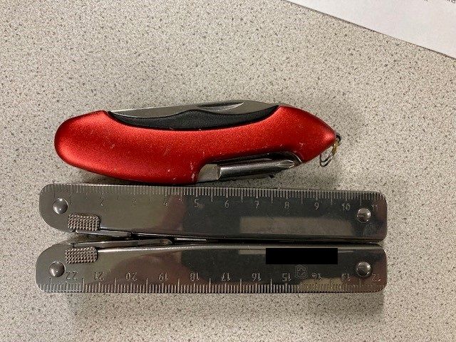 Die Messer wurden von der Polizei sichergestellt.