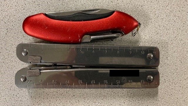 Die Messer wurden von der Polizei sichergestellt.