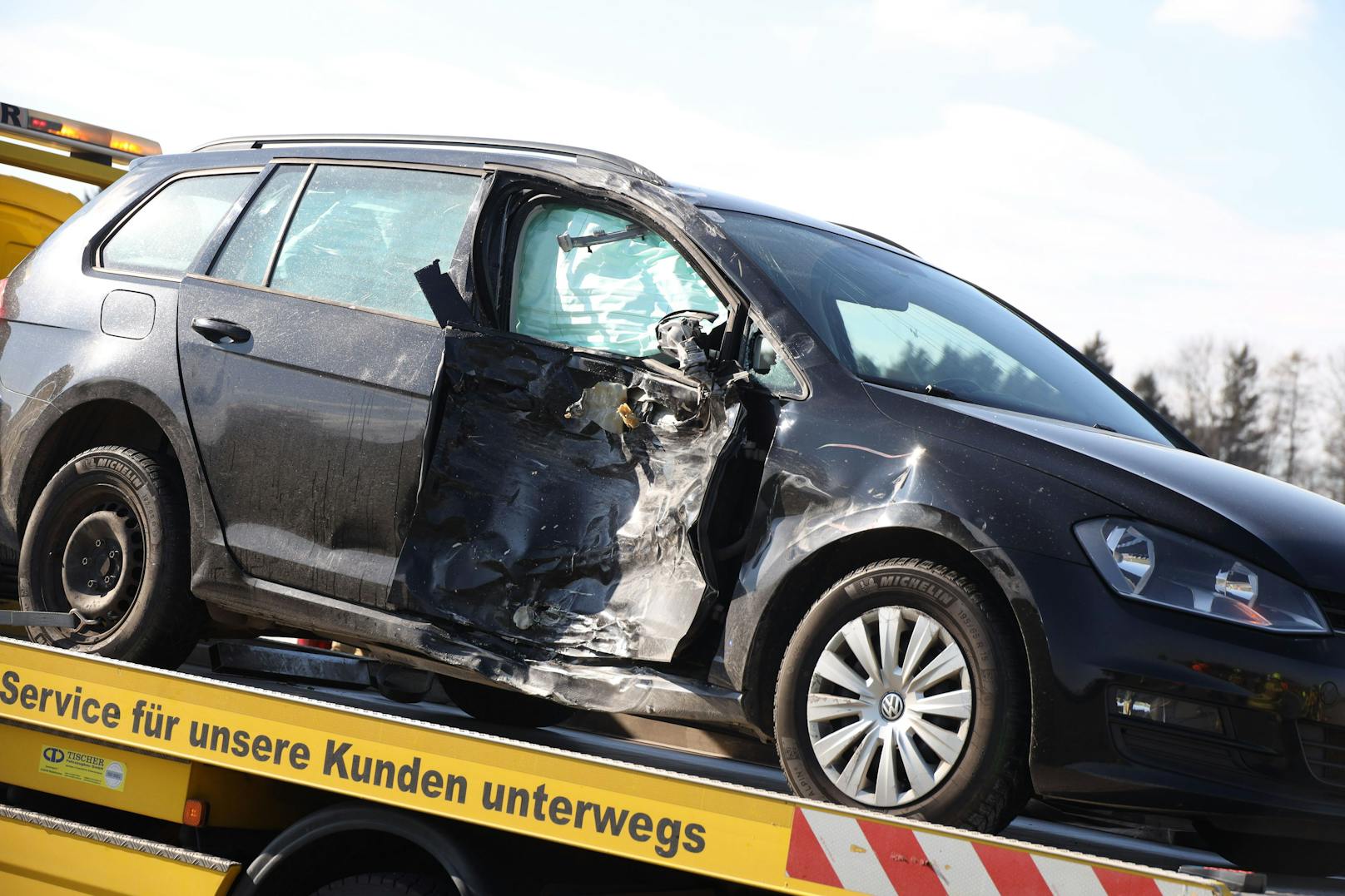In Haag am Hausruck krachte ein 17-Jähriger Lenker in einen 58-jährigen Motorradfahrer. Der Biker verstarb noch am Unfallort.
