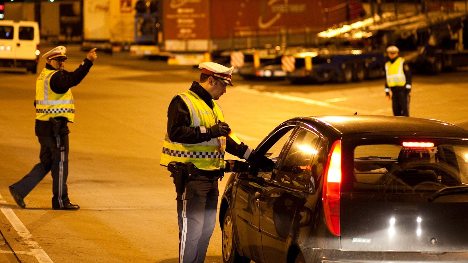 Polizei nimmt Autofahrer Führerschein sofort weg