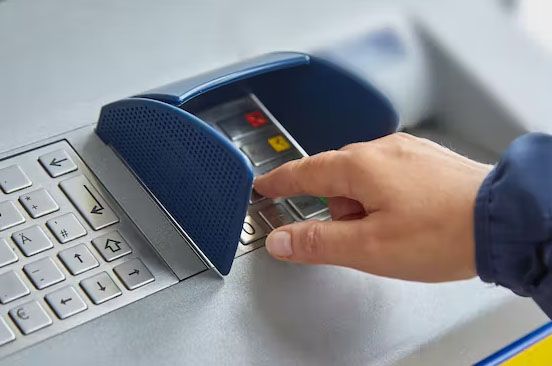 Die Frau verlor mehrere zehntausend Euro.