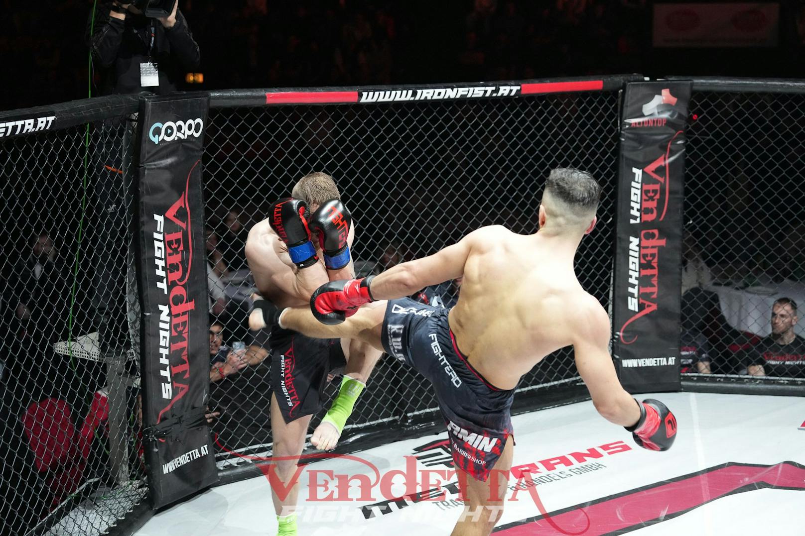 MMA-Fighter prügeln sich bei Mega-Event für guten Zweck