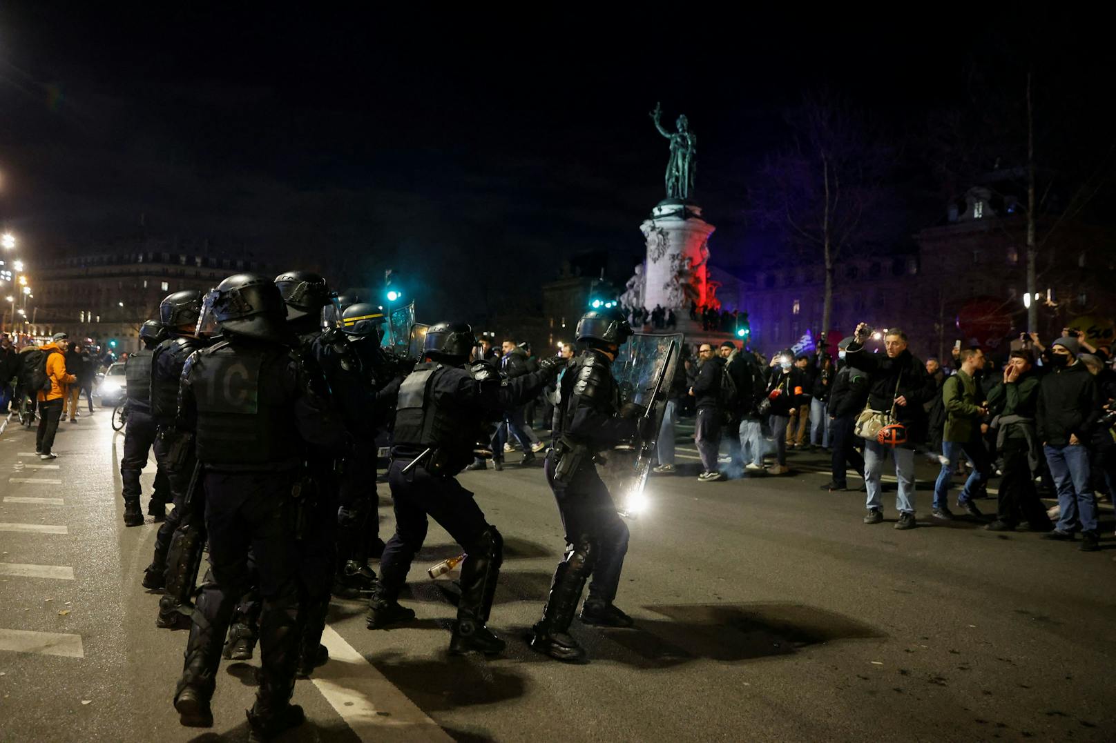 Bilder der Massenproteste gegen die umstrittene Pensionsreform in Paris. Vielerorts kam es zu Straßenschlachten mit der Polizei, es gab hunderte Festnahmen (März 2023).