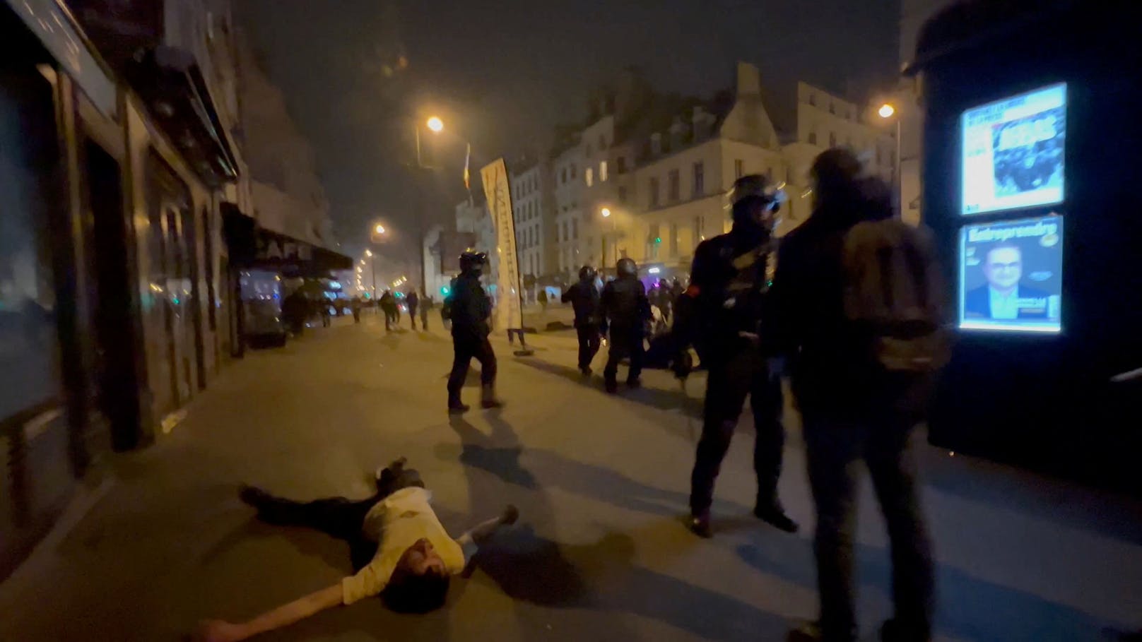 Bilder der Massenproteste gegen die umstrittene Pensionsreform in Paris. Vielerorts kam es zu Straßenschlachten mit der Polizei, es gab hunderte Festnahmen (März 2023).