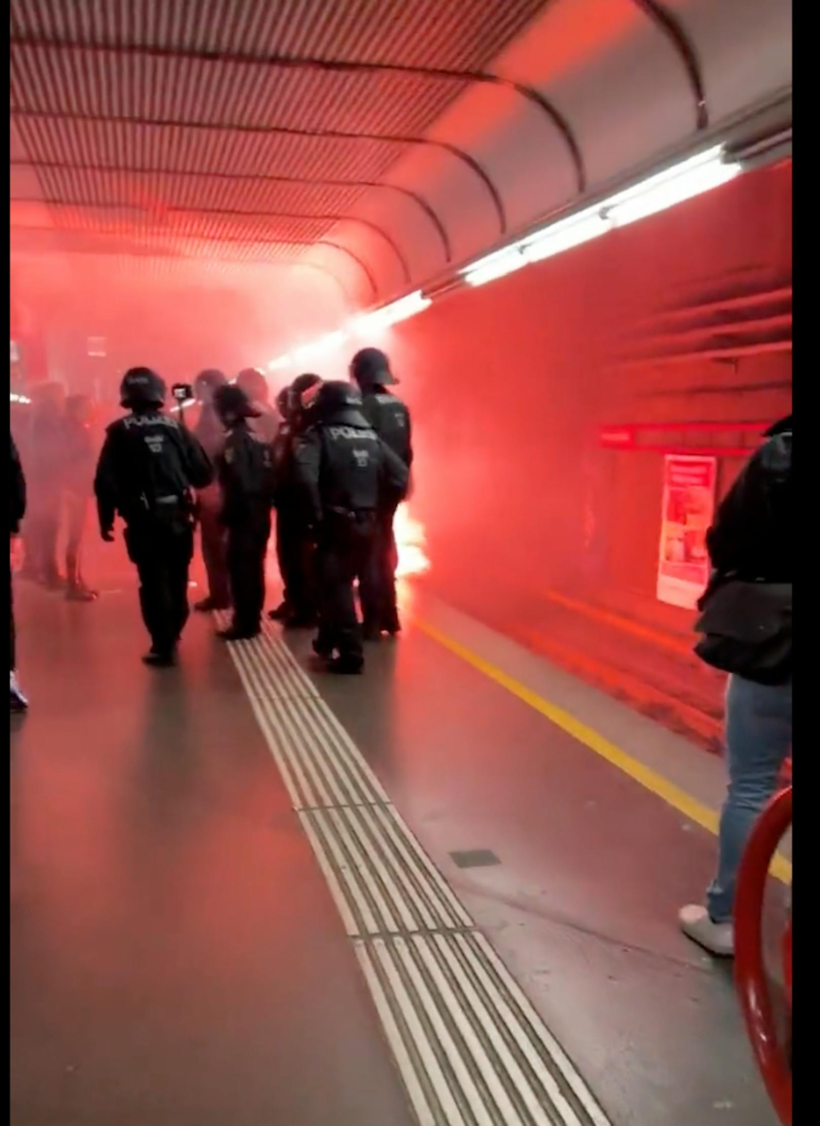 Polizei sucht Rapid-Hooligans aus U1 mit Video-Fotos
