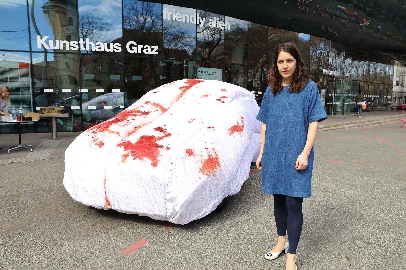 Anna Spanlang mit dem Riesen-Autotampon