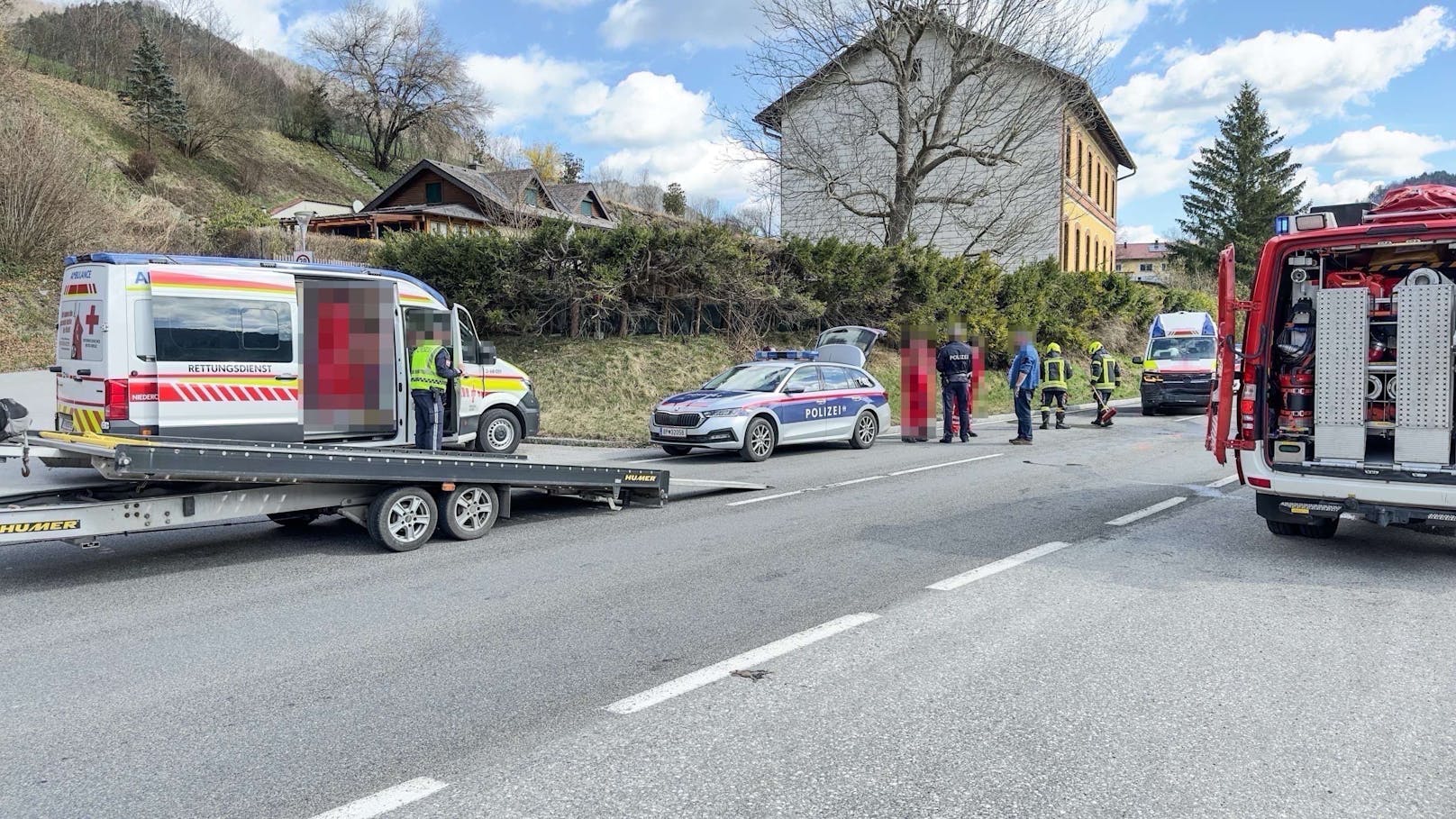 Ein Pkw und ein Rettungswagen krachten im Bezirk Scheibbs zusammen.
