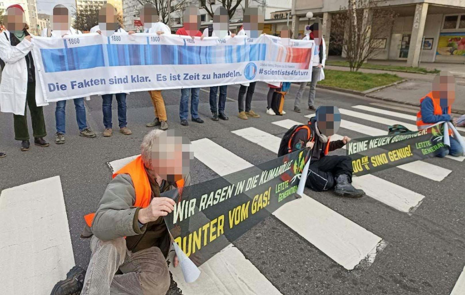 In Linz blockierten laut Stadt insgesamt 27 Aktivisten an vier Stellen den Frühverkehr. Laut Information der Feuerwehr wurden mehrere Einsätze behindert.