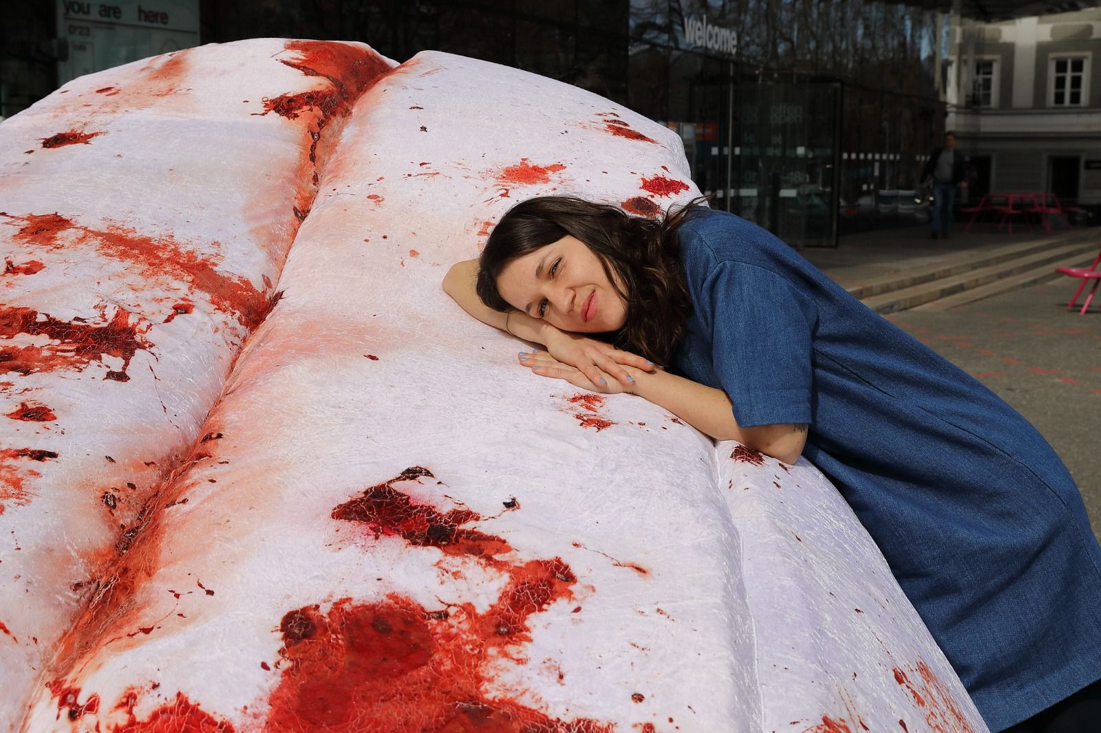 Kunst-Gegner sah rot, Riesen-Tampon beschädigt