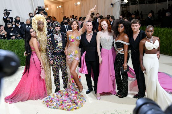 Jeremy Scott (Mitte) bei der Met-Gala im Jahr 2021.