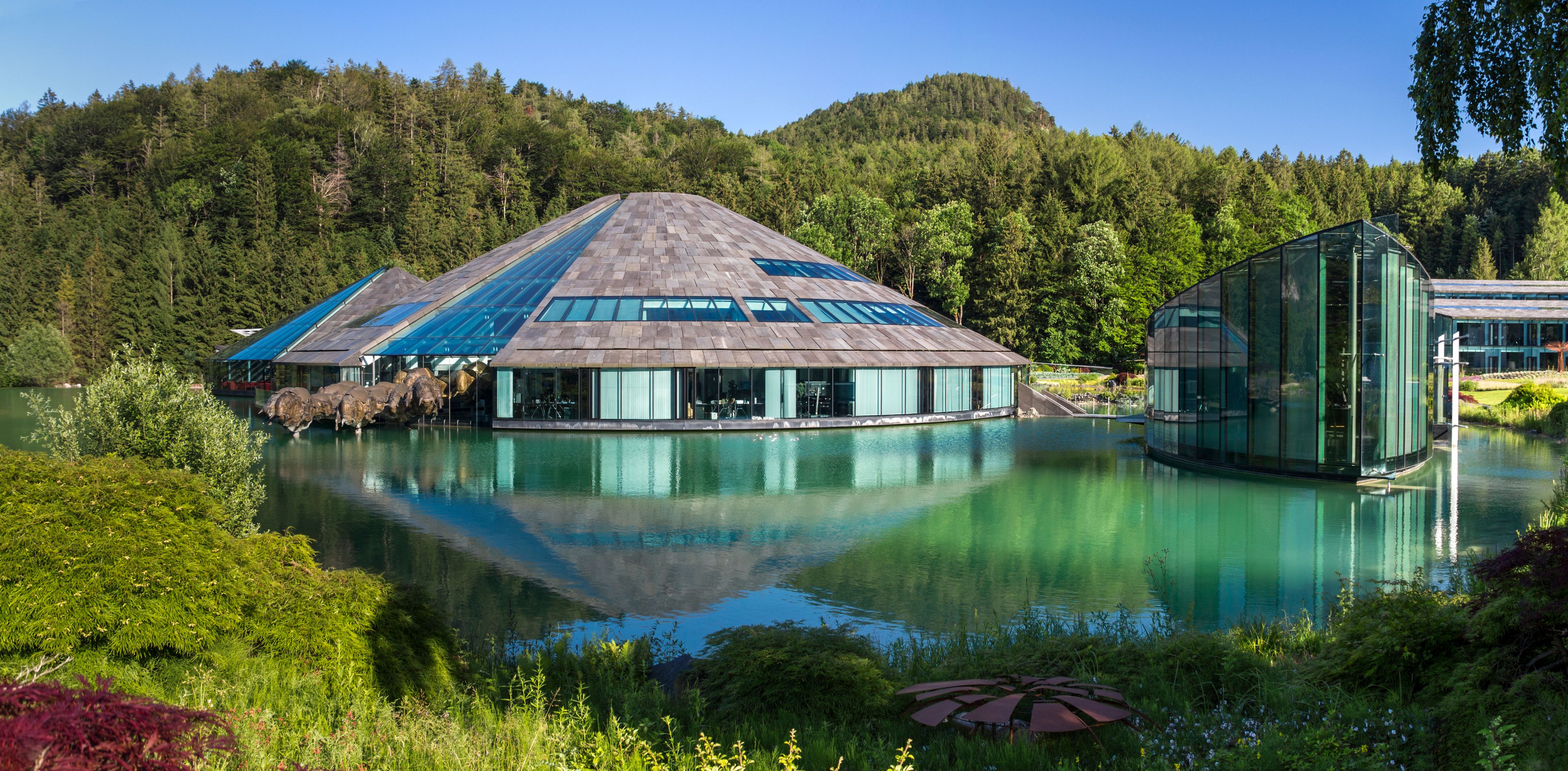 Die Red-Bull-Zentrale in Fuschl am See