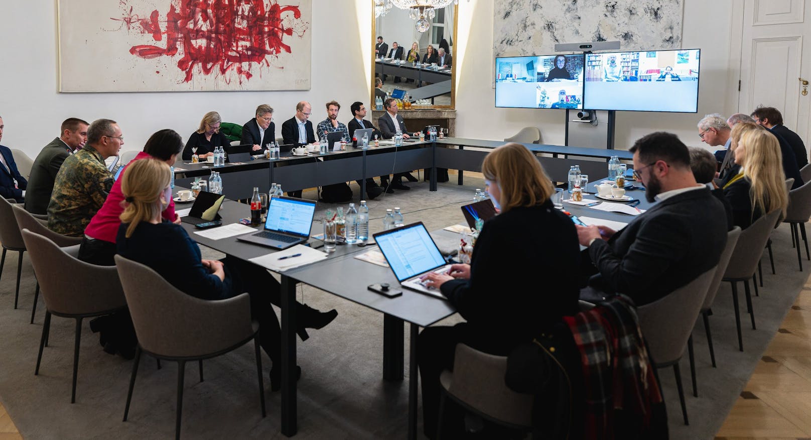 Eine der letzten Sitzungen der GECKO-Kommission im Bundeskanzleramt (Archivfoto Dezember 2022). Sie wurde nun aufgelöst.