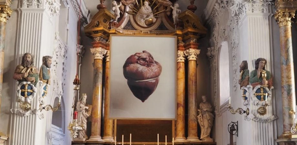 Ein Fastentuch mit der Darstellung eines Schweineherzens sorgt für gemischte Reaktionen.