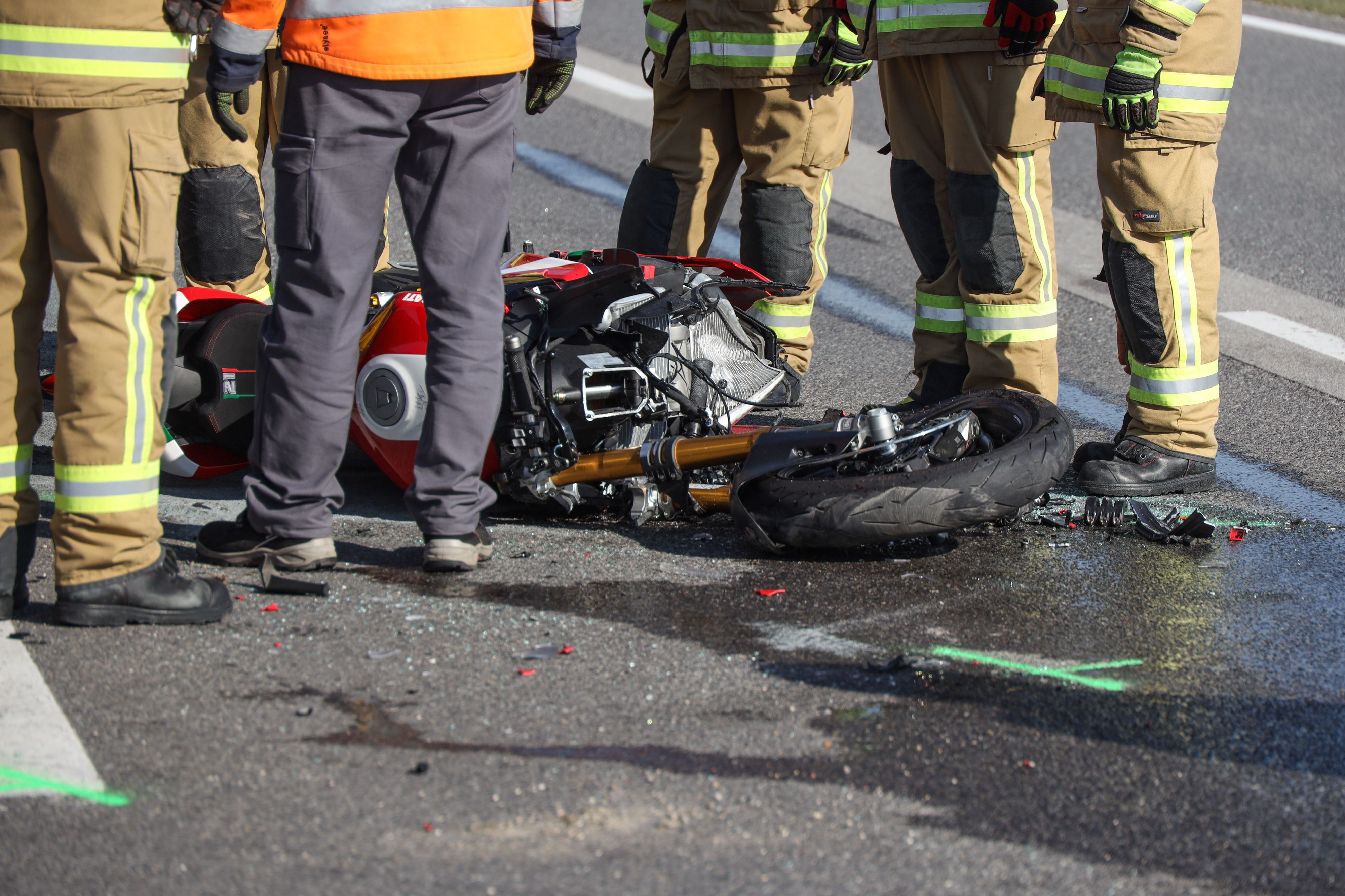 Das total zerstörte Motorrad musste anschließend vom Unfallort entfernt werden (Symbolbild).