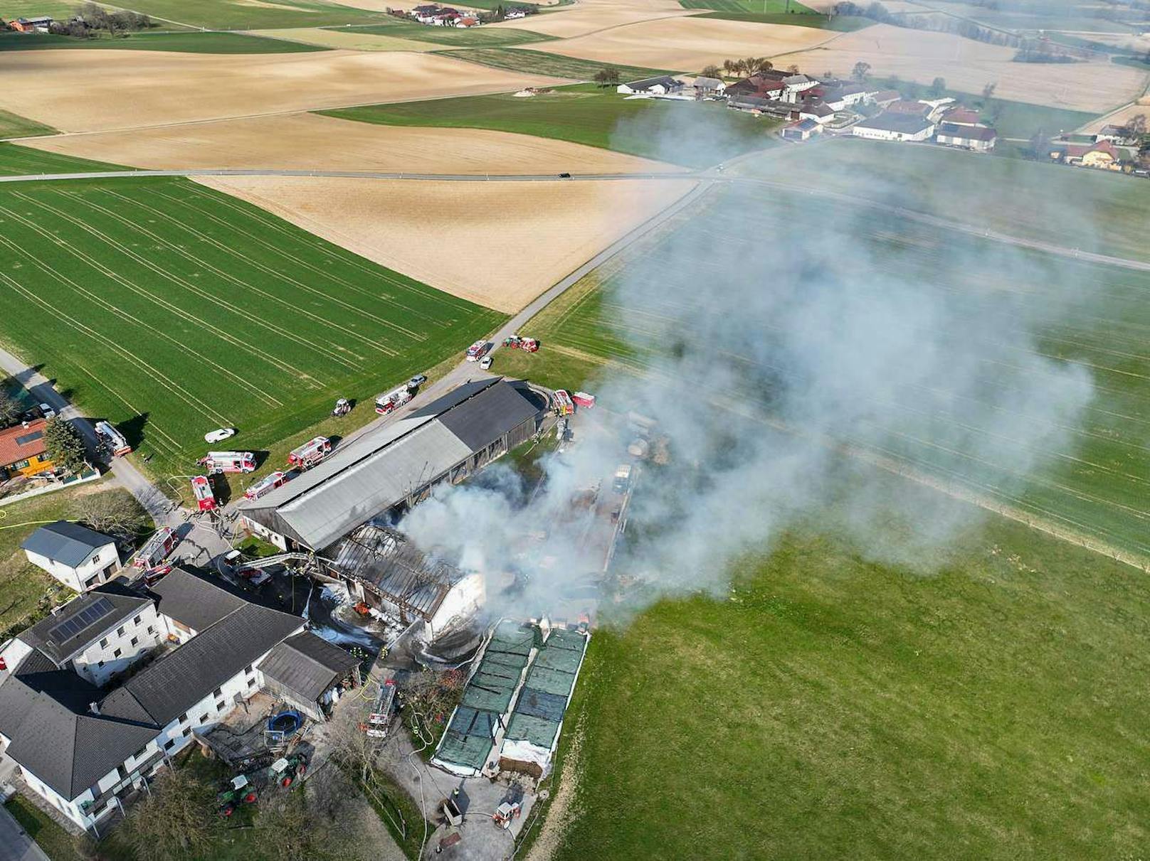 Großbrand Petzenkirchen: Rauchsäule war von weitem sichtbar
