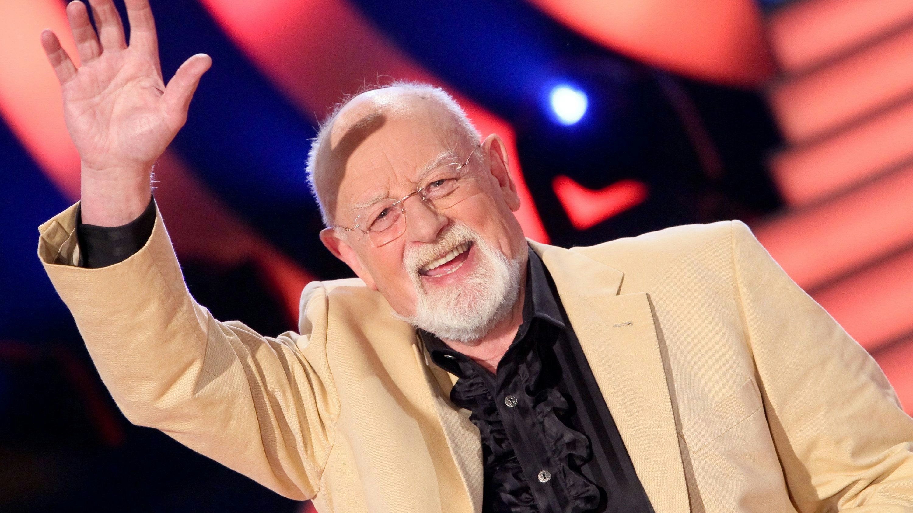 Download von www.picturedesk.com am 21.03.2023 (18:06).  British singer Roger Whittaker performs on stage during the 'Autumn Festival of Folk Music' in the exhibition hall of Erfurt, Germany, 16 October 2010. The show was on air on 16 October in the German tv channel ARD. Photo: Andreas Lander - 20101016_PD13495 - Rechteinfo: Rights Managed (RM)