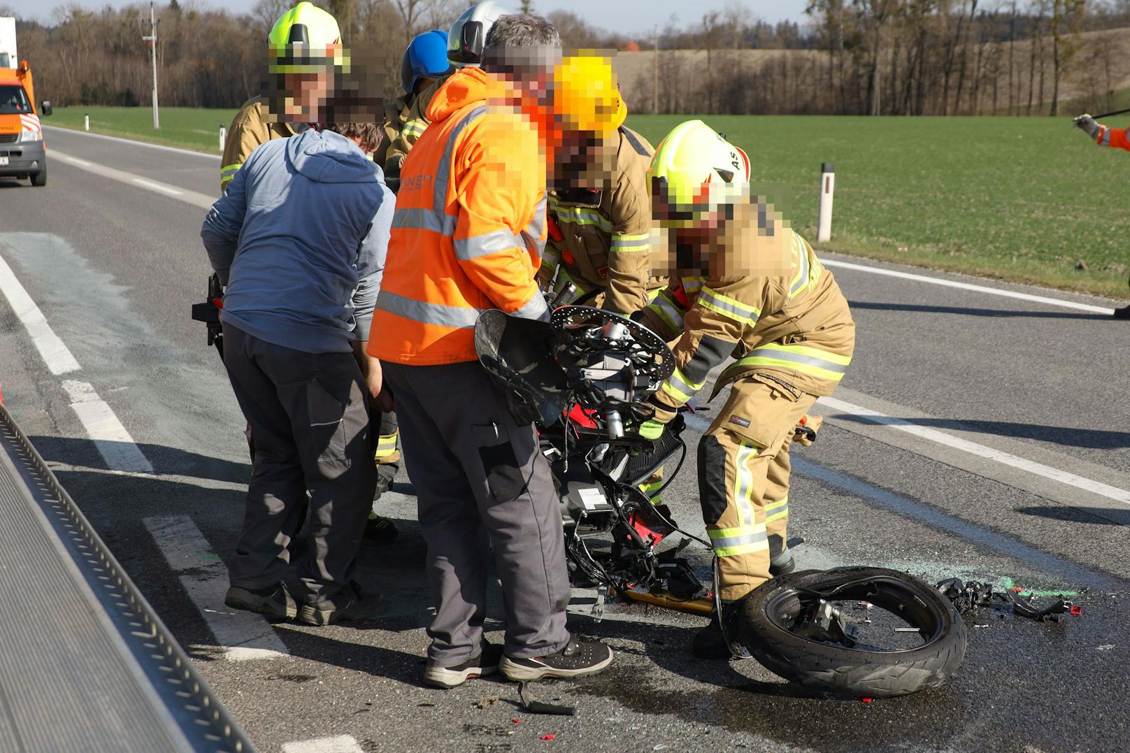 In Haag am Hausruck krachte ein 17-Jähriger Lenker in einen 58-jährigen Motorradfahrer. Der Biker verstarb noch am Unfallort.