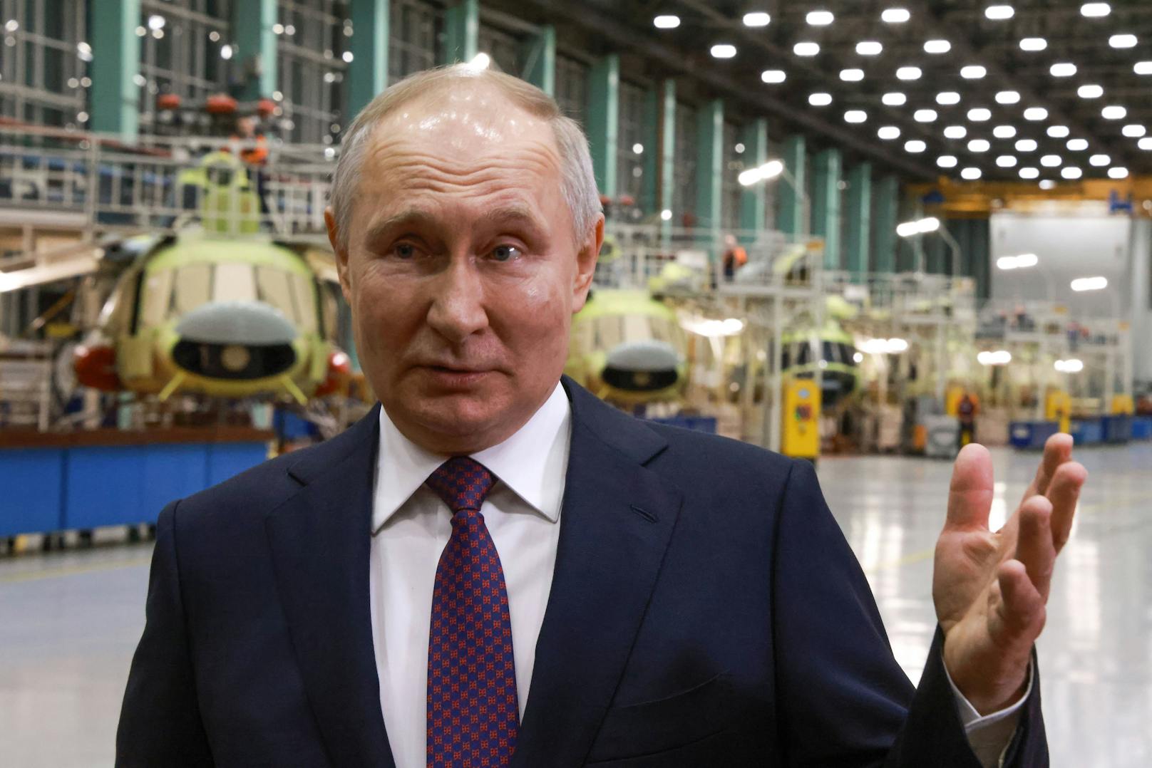 Wladimir Putin während eines Besuchs der Ulan-Ude Flugzeugfabrik, Russlands führendem Hersteller von Helikoptern, in Ulan-Ude im südöstlichen Sibirien am 14. März 2023.