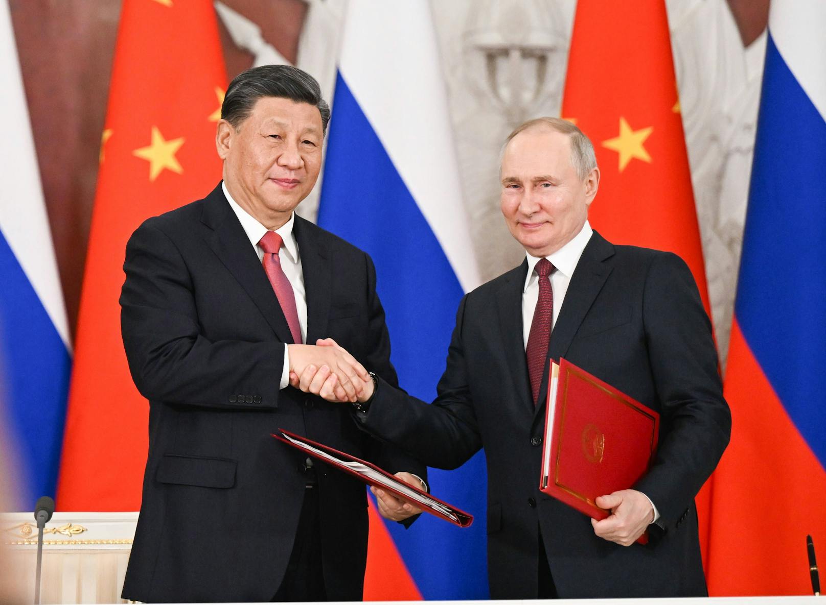 Wollen sich wirtschaftlich enger binden: Chinas Präsident Xi Jinping und Wladimir Putin bei einem Treffen in Moskau am 21. März 2023.