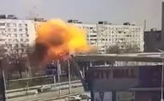 Selenksi verbreitete via Telegram Aufnahmen des Einschlags einer Rakete in ein neunstöckiges Wohngebäude in Saporischschja.