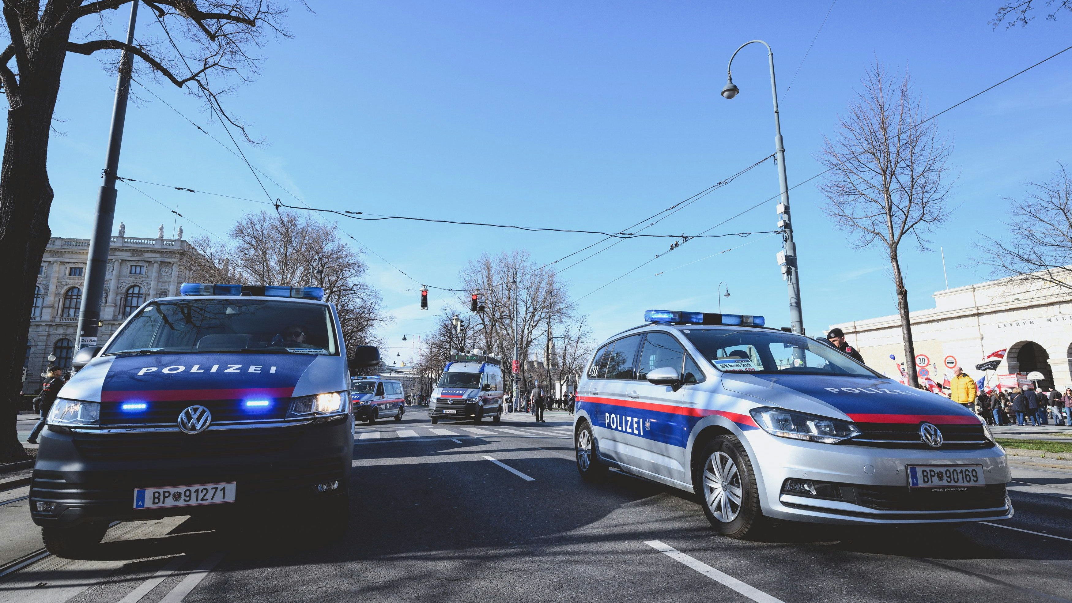 Die Polizei steht bei der Demo mit mehreren Kräften im Einsatz.