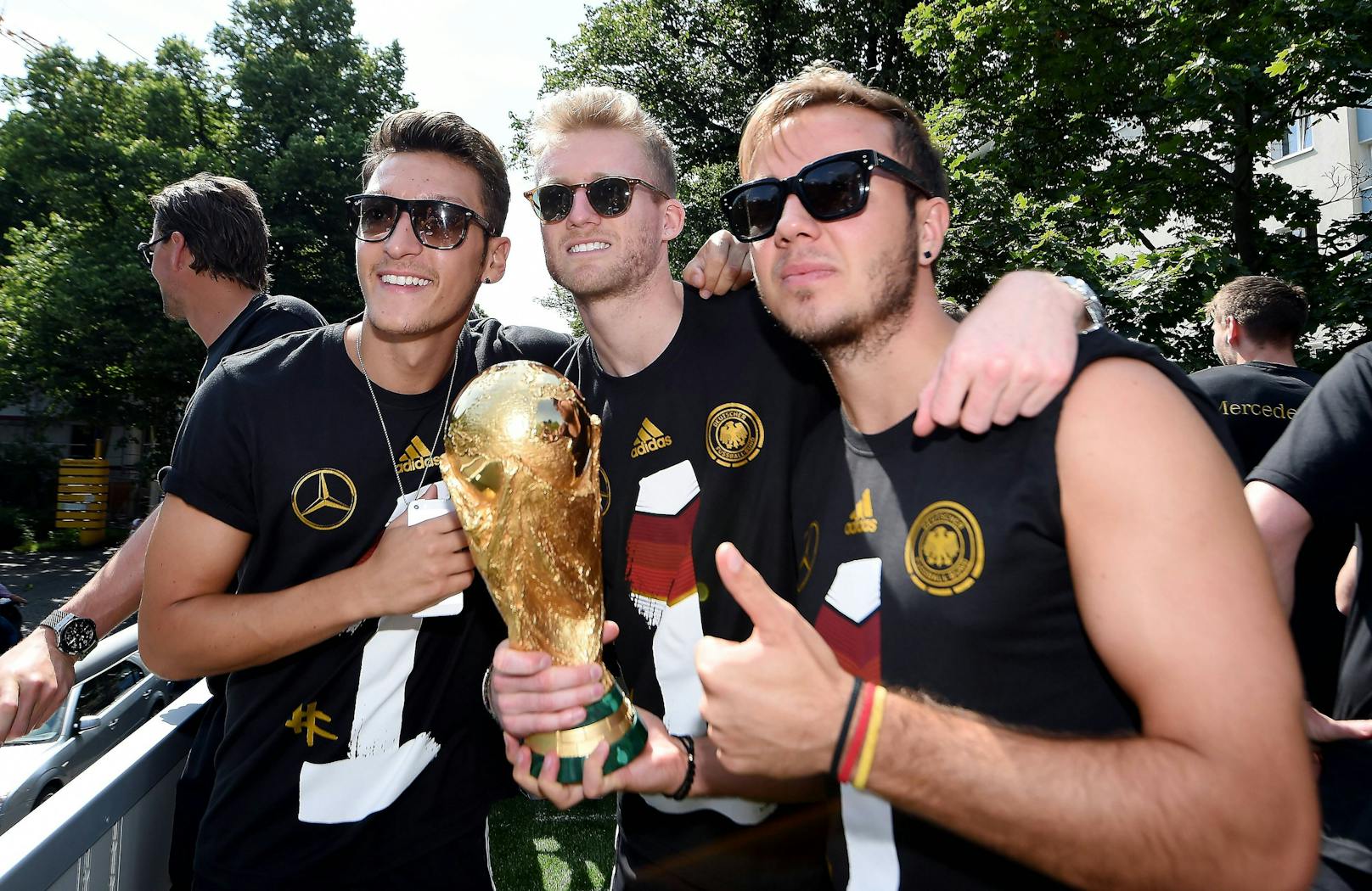 Mesut Özil mit den beiden Final-Helden Andre Schürrle und Mario Götze, die im Endspiel gegen Argentinien für das Goldtor in der Verlängerung sorgten.