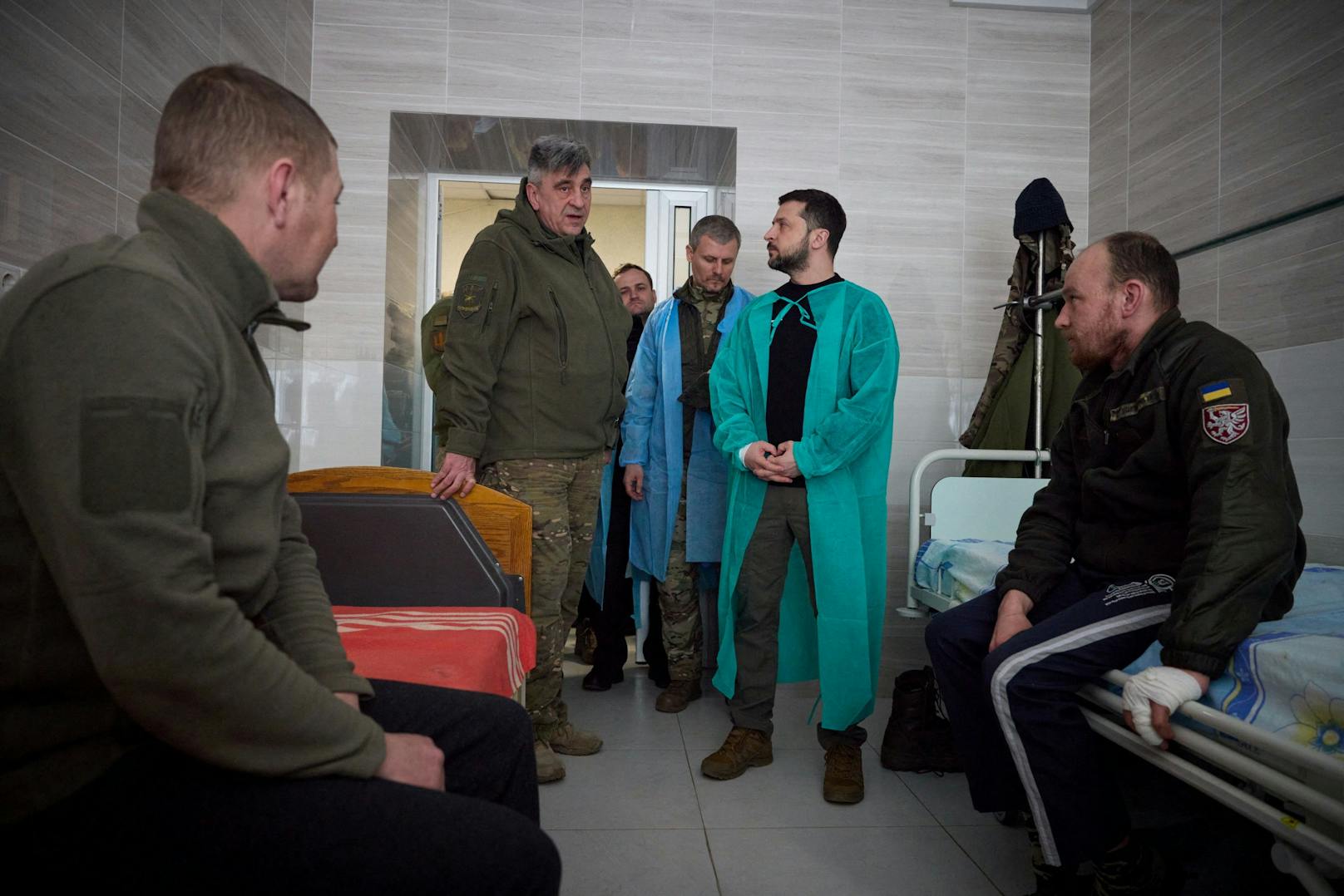 besuchte er, gemeinsam mit dem Militärgouverneur des Gebiets Donezk, Pawlo Kyrylenko, ein Lazarett.