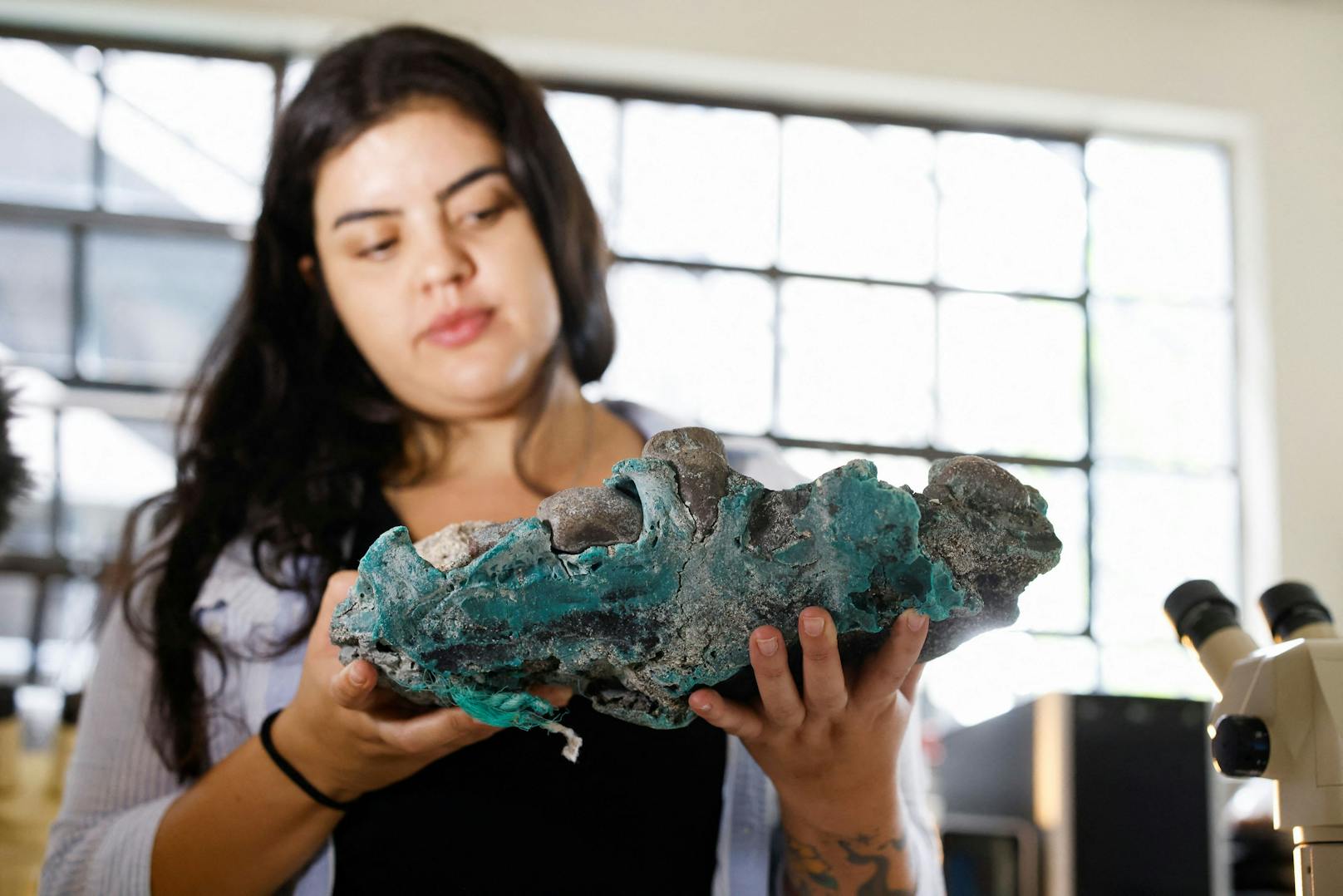 Fernanda Avelar Santos (Bild), Geologin an der Bundesuniversität von Parana und ihr Team führten chemische Tests durch, um herauszufinden, welche Art von Kunststoffen in den Felsen enthalten ist