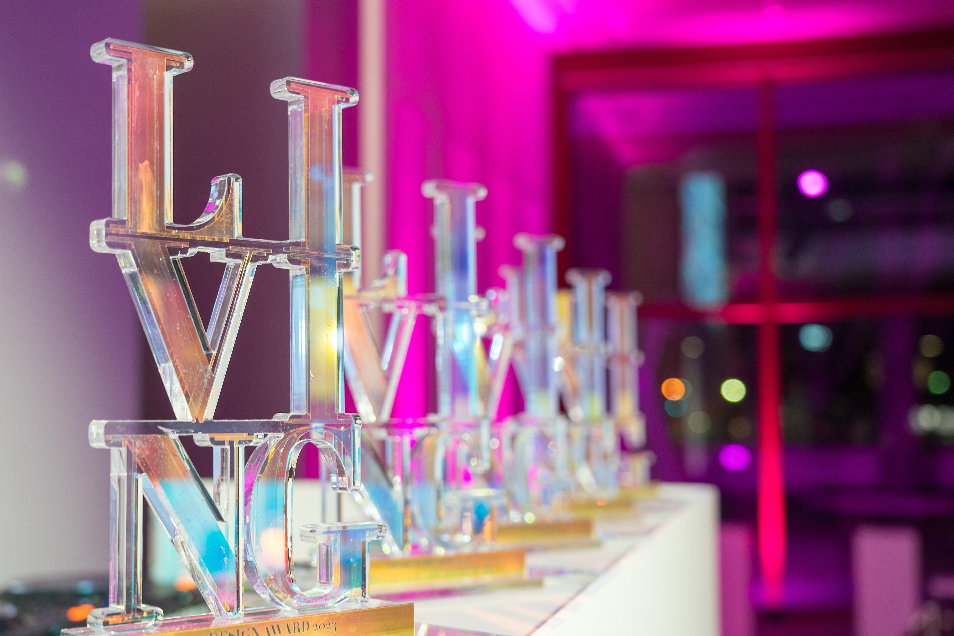 Die vergebenen Awards wurden von Billie Thanner entworfen.