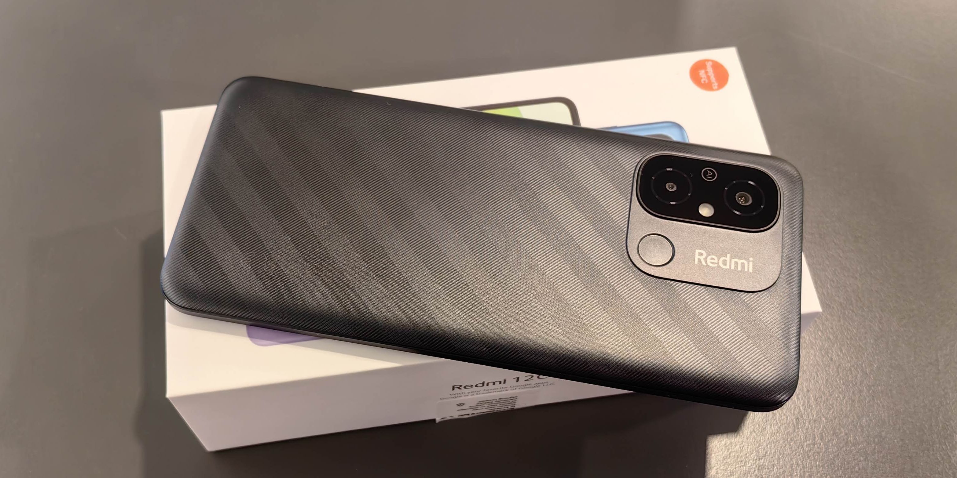 Das Redmi 12C ist kein schlechtes Smartphone – allerdings fallen einige kuriose Entscheidungen auf.
