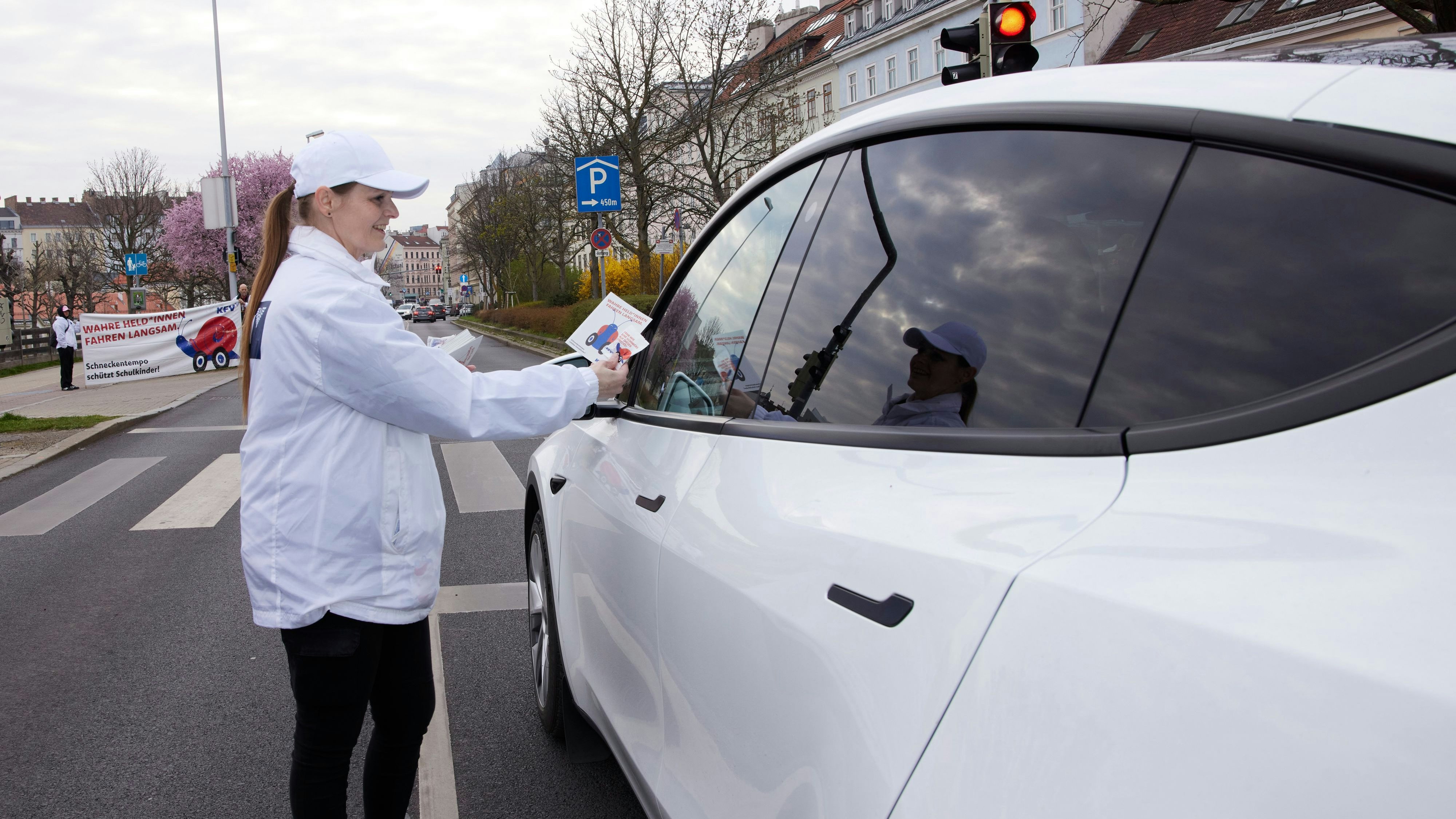 KFV-Mitarbeiter informierten Autolenker an Kreuzungen bei Schulen.