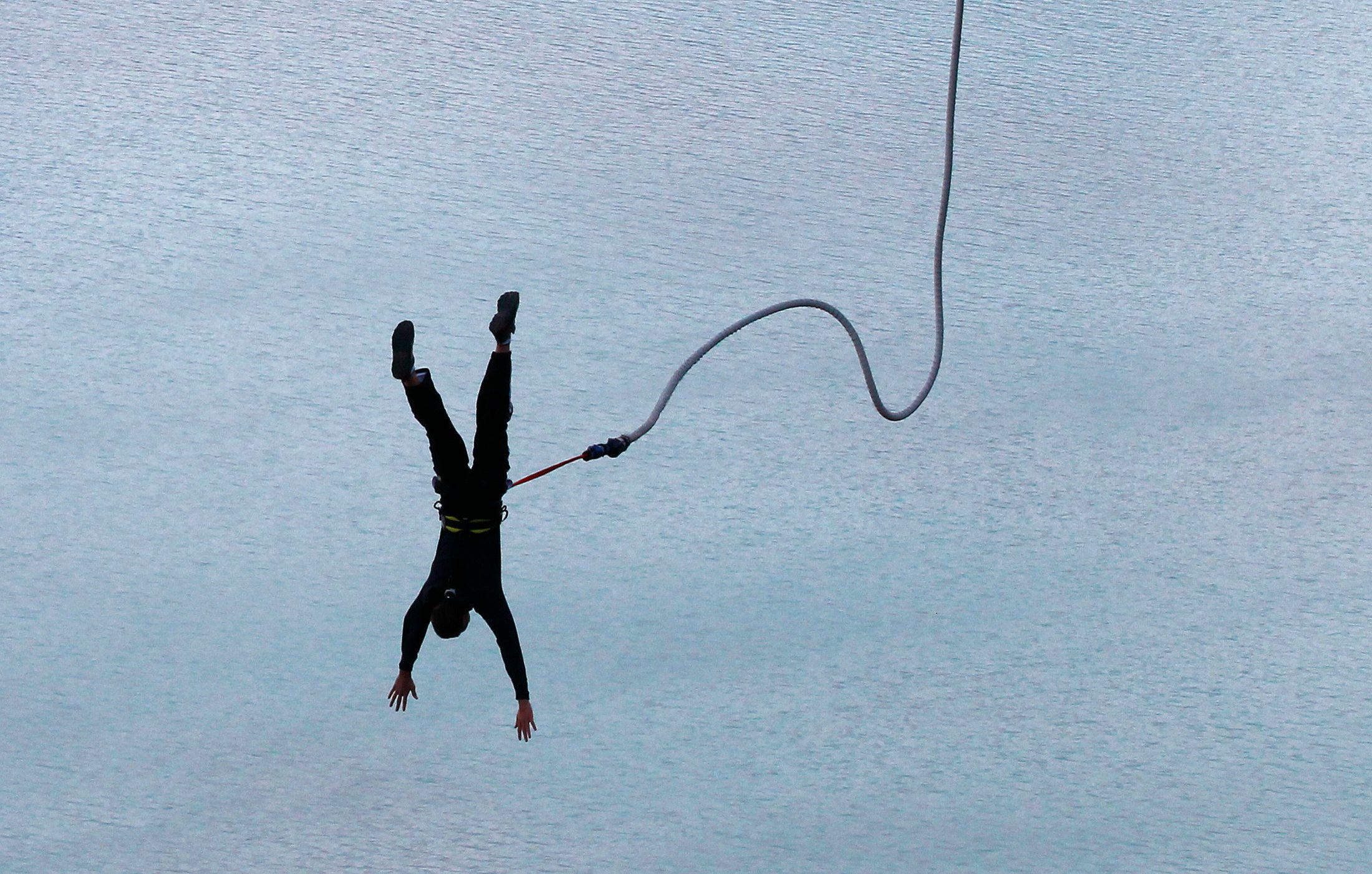 Das Bungeejumping aus 30 Metern Höhe endete nicht wie geplant. (Symbolbild)
