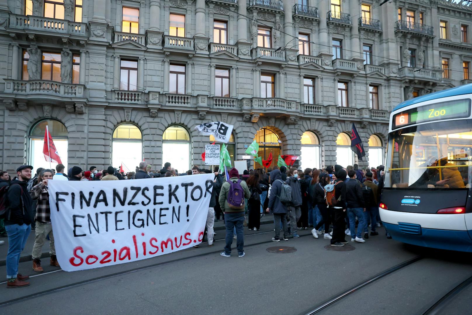 Zürich: Menschen demonstrieren gegen die Übernahme von Credit Suisse durch die UBS. 
