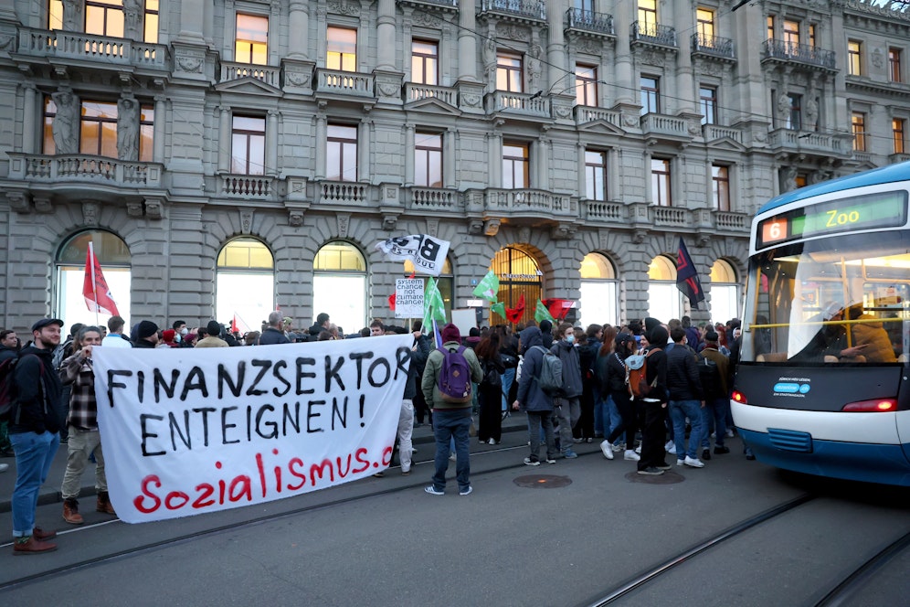 Zürich: Menschen demonstrieren gegen die Übernahme von Credit Suisse durch die UBS. 