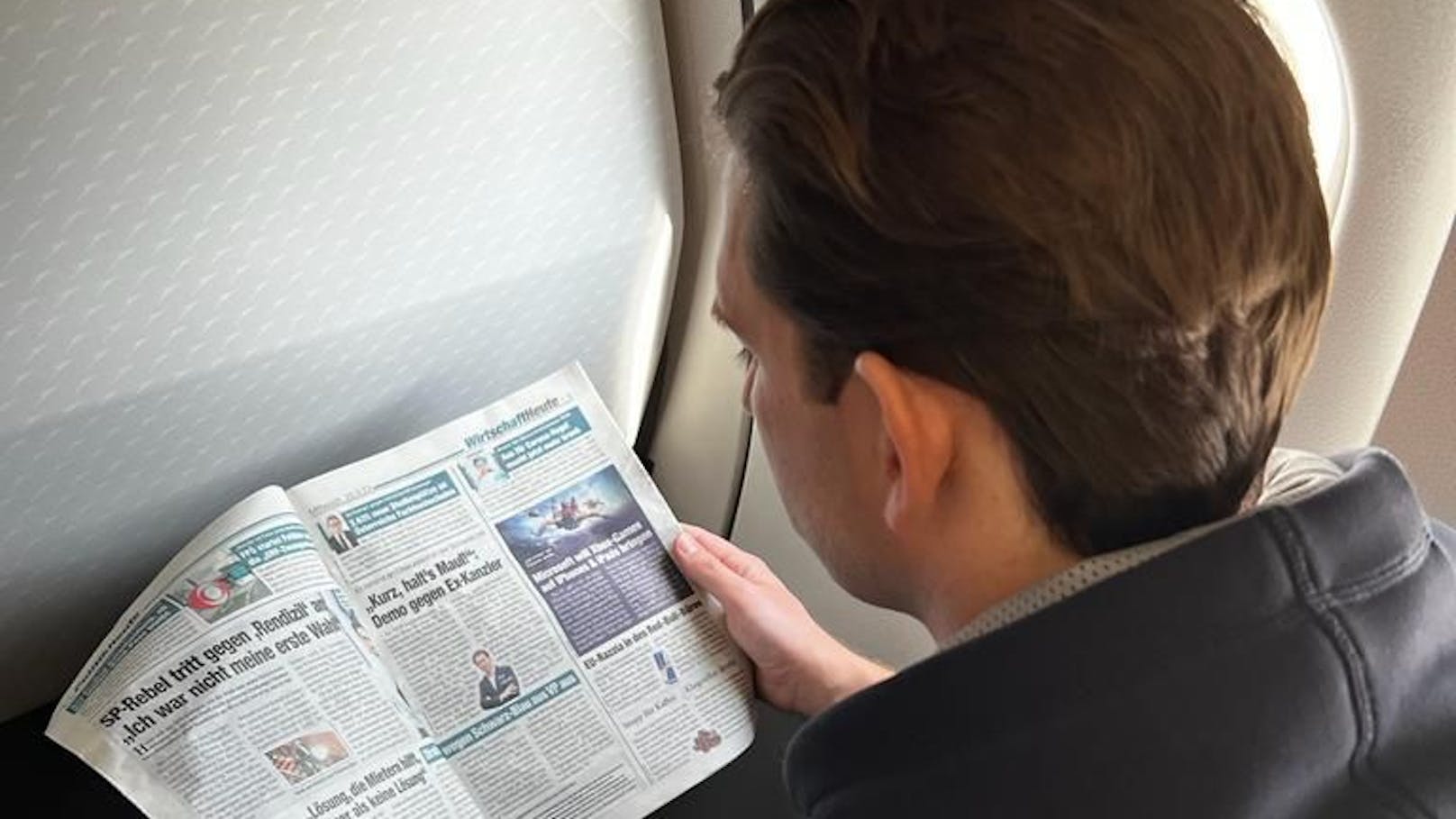 Ex-Kanzler <strong>Sebastian Kurz</strong> liest am Flug nach Zürich die aktuelle Ausgabe der "Heute".