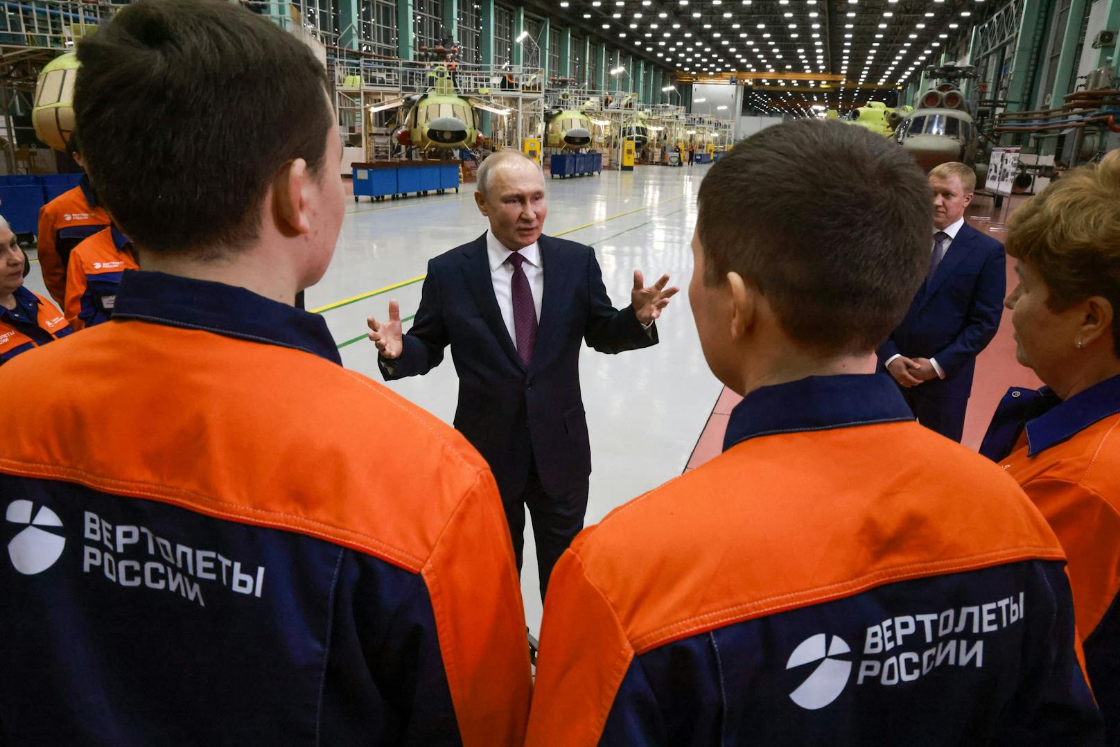 Wladimir Putin während eines Besuchs der Ulan-Ude Flugzeugfabrik, Russlands führendem Hersteller von Helikoptern, in Ulan-Ude im südöstlichen Sibirien am 14. März 2023.