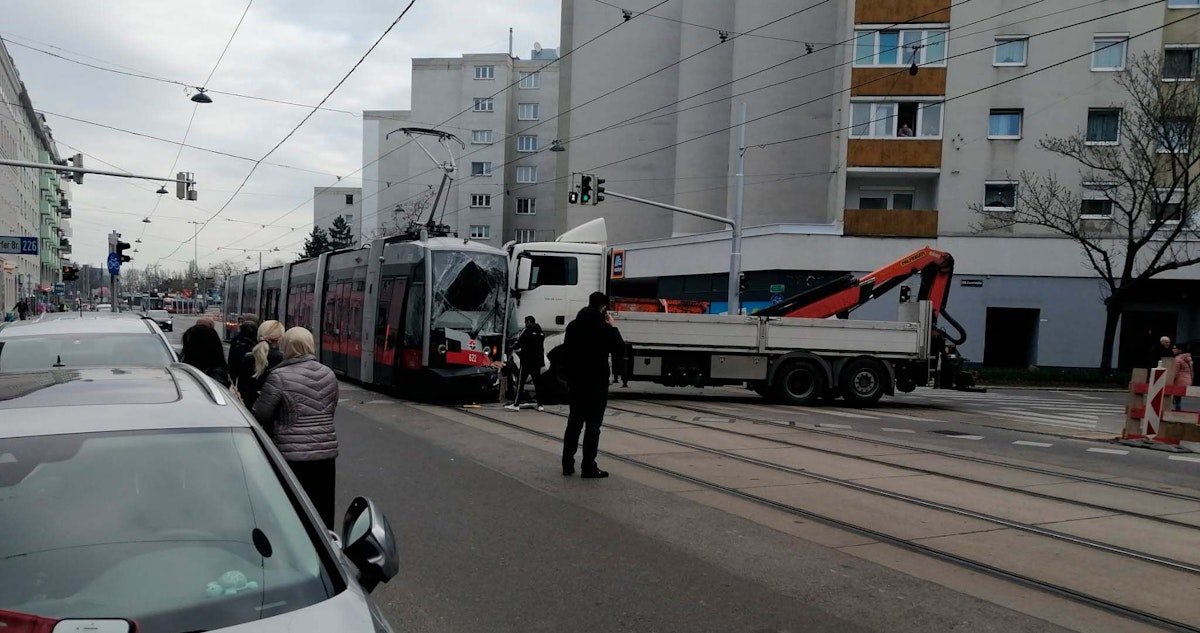 Der Lenker des Lkws donnerte in die Straßenbahn hinein. 