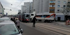 Schwerer Unfall in Wien! Lkw kracht in Straßenbahn