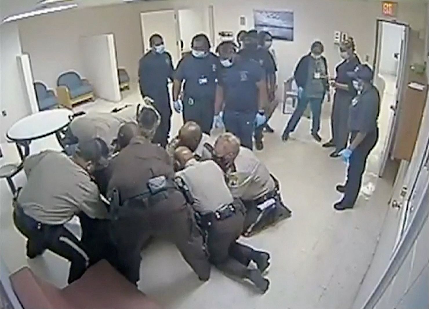 Eine Überwachungskamera zeigte wie mehrere Beamten den 28-Jährigen am Boden fixieren.