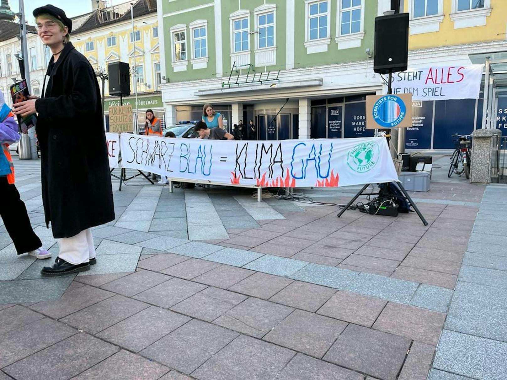 Aktivisten mit Spruchband: "Schwarz Blau = Klima Gau"