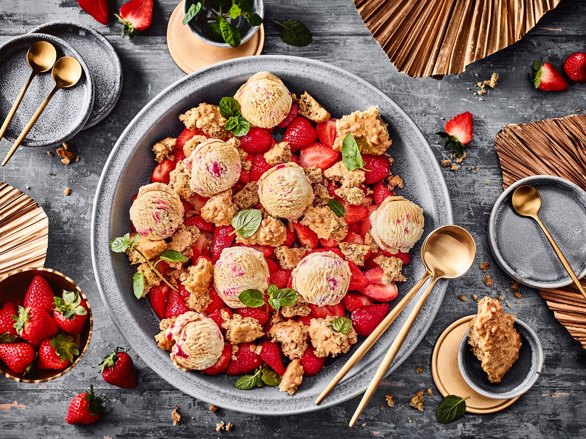 Cookie Salat mit Erdbeeren, Minze und Cremissimo Strawberry Cheesecake Eis