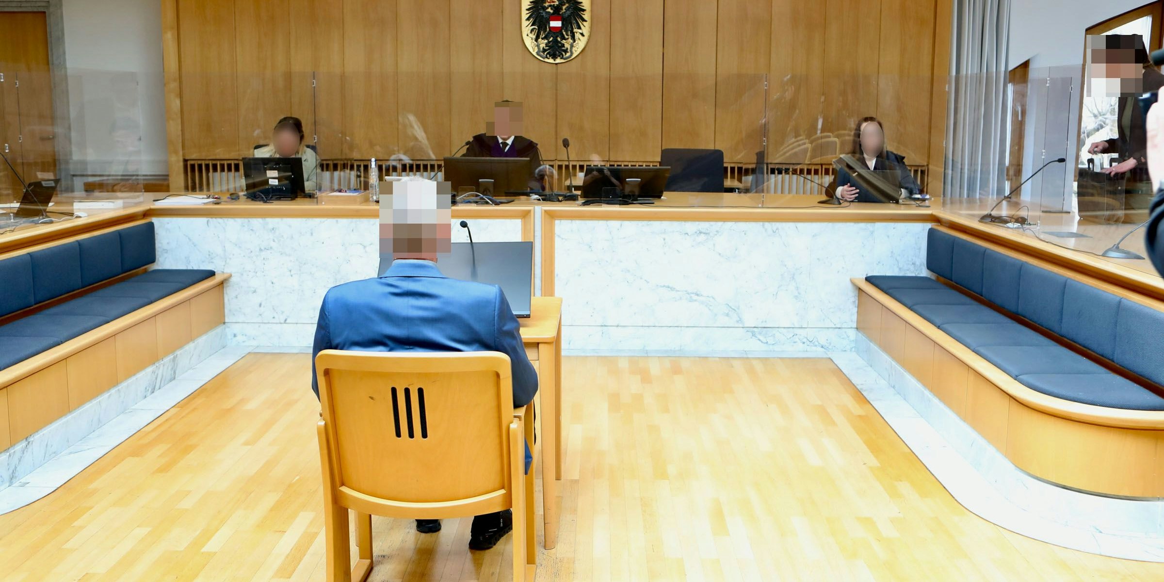 Der 61-jährige Musikschullehrer soll Mädchen über Jahre hinweg sexuell missbraucht haben. Nun steht er in Steyr vor Gericht.