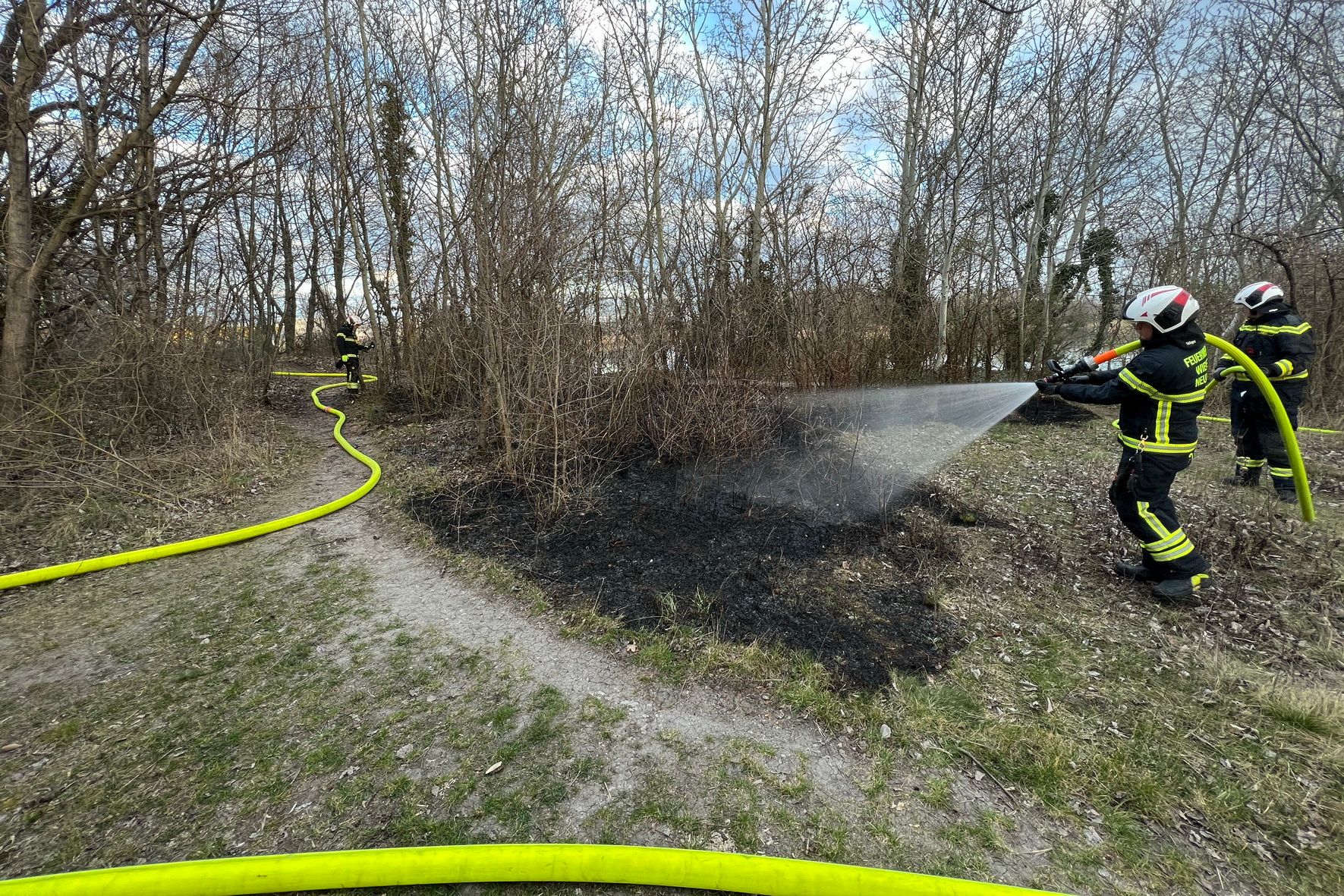 Die Feuerwehr bei den Löscharbeiten