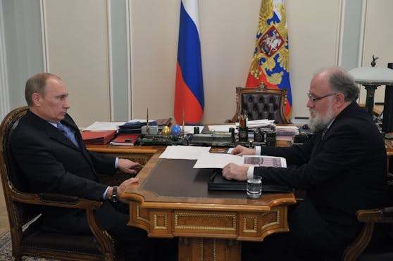 Unabhängig? "Putin hat immer Recht", sagte Wladimir Tschurow (r.) einmal. Im Bild mit dem Kreml-Despoten im Oktober 2012.
