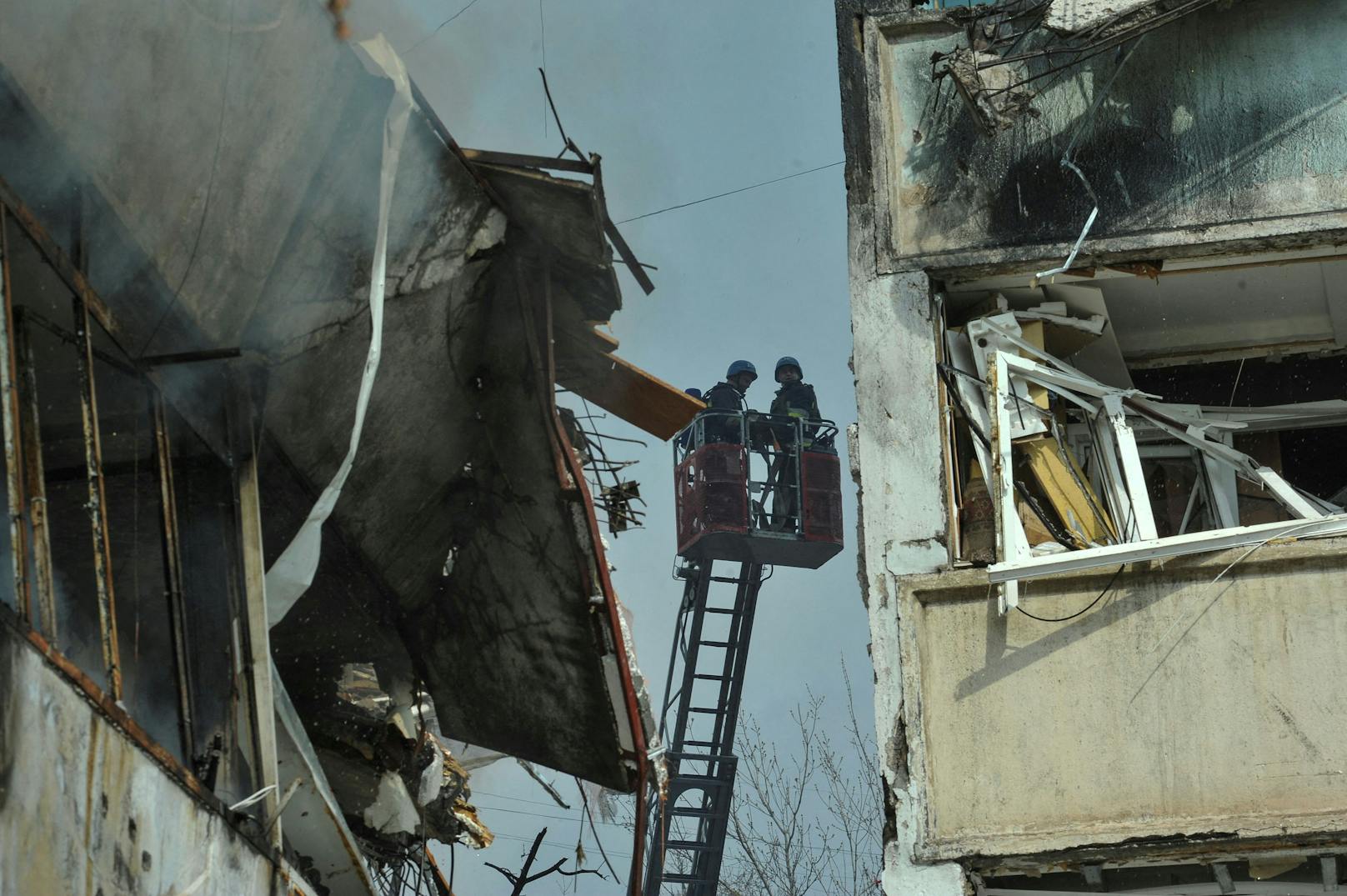 Bilder der Zerstörung, wie dieses aus Saporischschja im Süden der Ukraine, stehen an der Tagesordnung – der Wiederaufbau könnte richtig teuer werden.