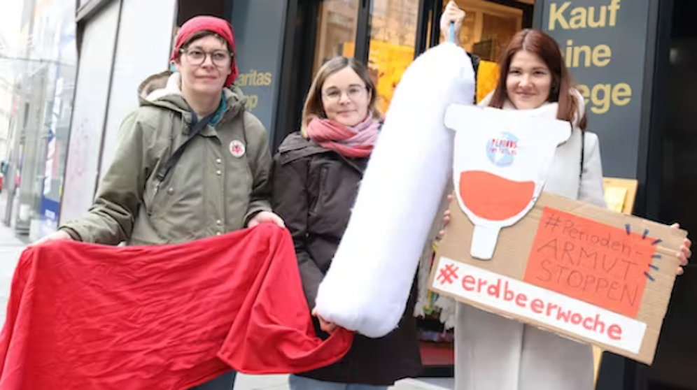 Bettina Riha-Fink (Leitung Kommunikation, Caritas der Erzdiözese Wien), Bettina Steinbrugger (Gründerin der erdbeerwoche) und Rika Mader (Mitarbeiterin bei erdbeerwoche) unterstützen die Aktion.