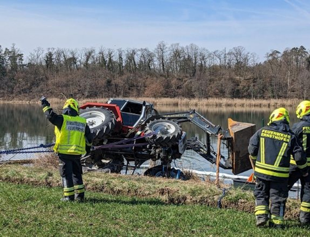 Heute.at - Feuerwehr fischte Traktor aus der Enns
